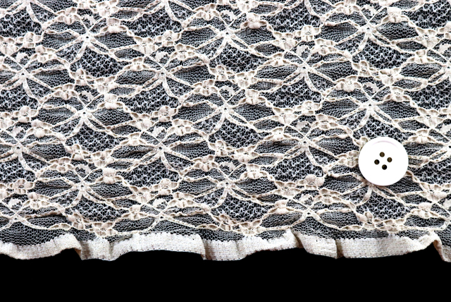 ストレッチ ラッセルレース ベージュ 耳側(耳を下にして撮影)