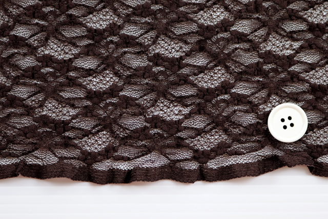 ストレッチ ラッセルレース こげ茶 耳側（耳を下にして撮影）