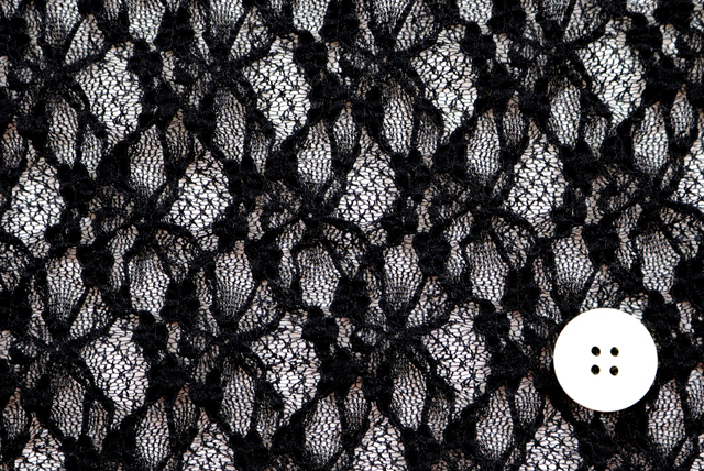 ストレッチ ラッセルレース 黒 柄アップ・ボタン比較