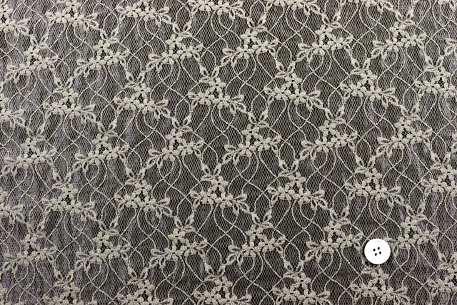 ストレッチレース グレージュ地×ベージュ 全体（50mmボタン比較）