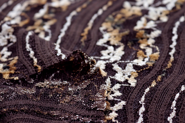 2WAYストレッチ マルチカラーレース 茶色地 裏面・厚み