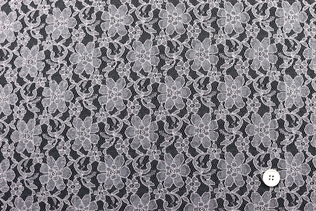 ラッセルレース 花柄 灰桜 全体(20mmボタン比較・黒背景)