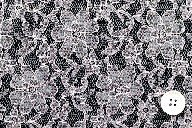 ラッセルレース 花柄 灰桜 柄アップ(20mmボタン比較・黒背景)