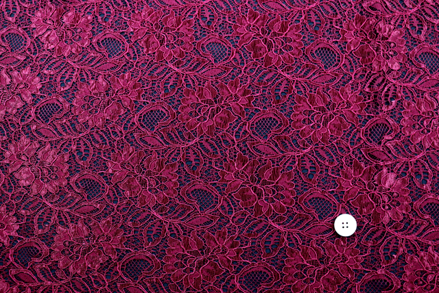 コードラッセルレース 臙脂 全体の柄と2cmボタン比較（江戸ッ子 210ya）