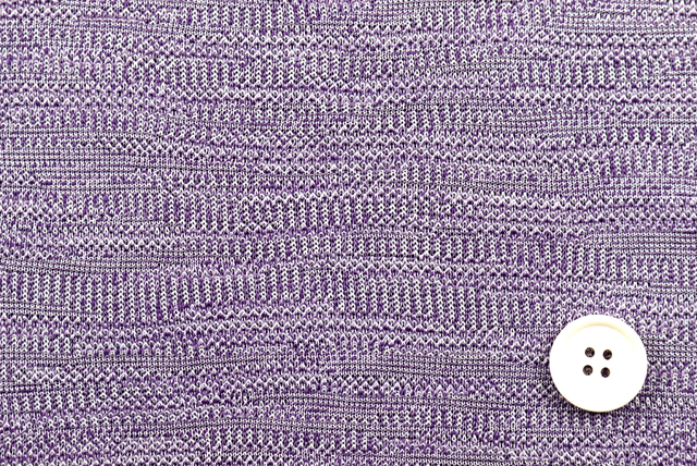 ジャガードニット 波状変わりボーダー柄 紫 細かな編み柄と約2cmボタン比較（ニット生地屋）