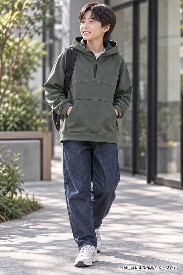 裏毛スウェットニット生地 カーキグリーン ジュニア向けアノラック風プルオーバーフーディー作品見本(AI生成イメージ)
