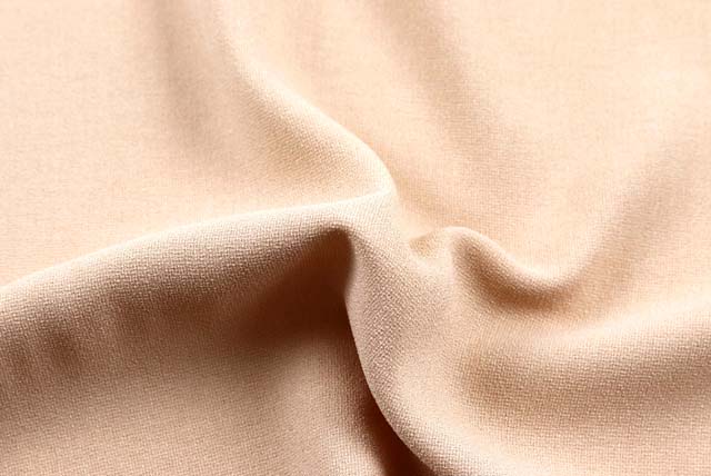 ポリエステル ジョーゼット ピーチベージュ ドレープ感の確認
