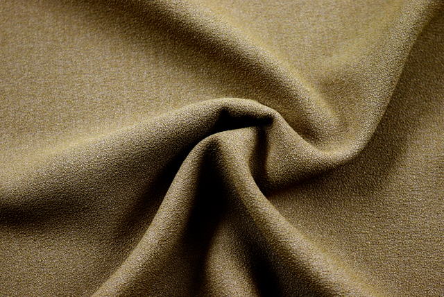 ポリエステルジョーゼット カーキ生地のドレープ