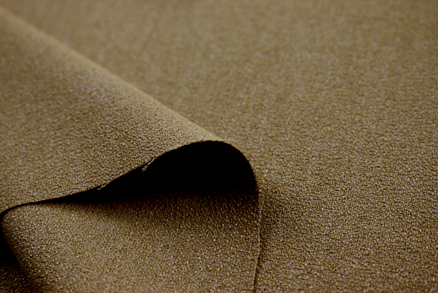 ポリエステルジョーゼット カーキ生地の裏面