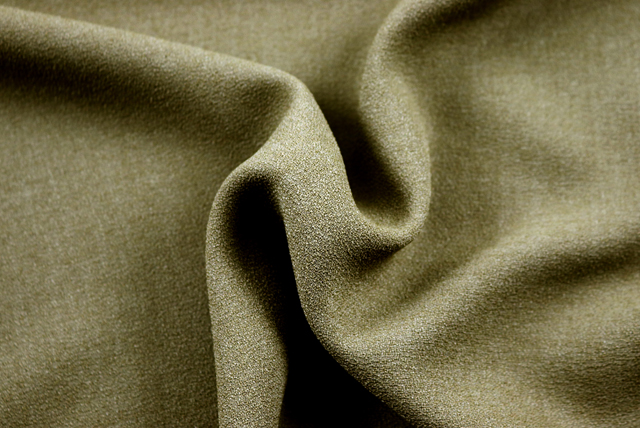 ポリエステルジョーゼット カーキグリーン生地のドレープ