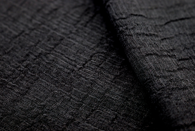 トリアセからみ楊柳 ブラックフォーマル 黒 生地アップ