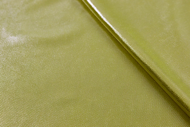 ２WAYストレッチ 箔プリントニット 菜の花色 表面アップ（細かいメッシュ調の光沢）