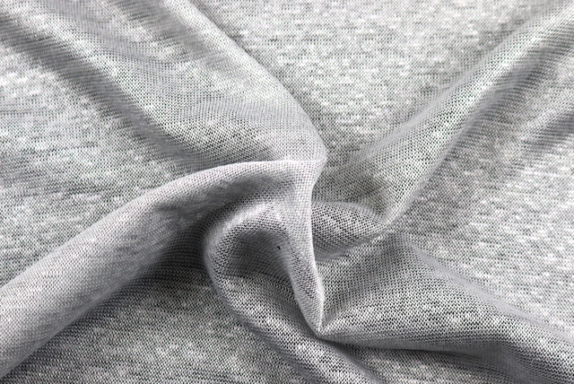 ブライトスラブ ラメ入り天竺ニット 薄いグレイ×シルバーラメ 全体(20mmボタン比較)