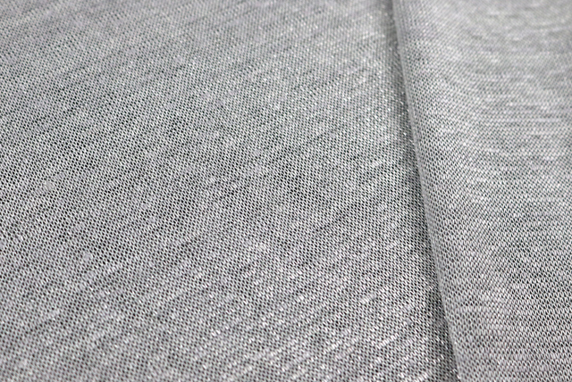 ブライトスラブ ラメ入り天竺ニット 薄いグレイ×シルバーラメ 表面アップ(江戸ッ子 210ya)