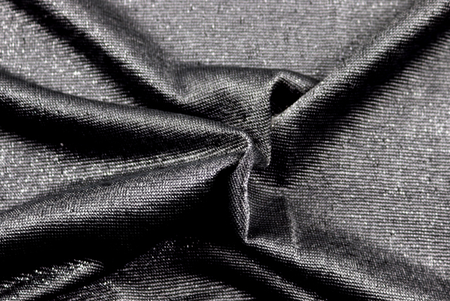 ブライトスラブ ラメ入り天竺ニット 黒×シルバーラメ 全体（20mmボタン比較）