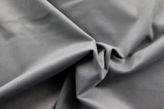 スエード調 ソフトニット ライトグレイ ドレープ(軽さとしなやかさ)