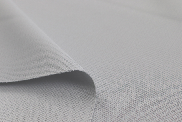 ポンチニット 灰白色 生地端と厚み