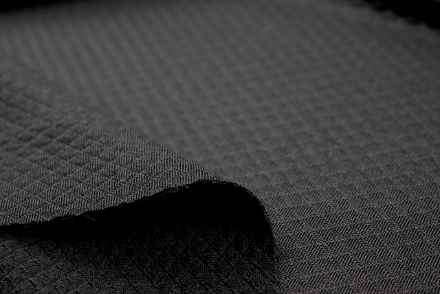 東レ バイアスふくれドビーニット 黒 断面と厚み