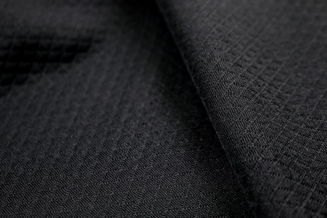 東レ バイアスふくれドビーニット 黒 表情アップ