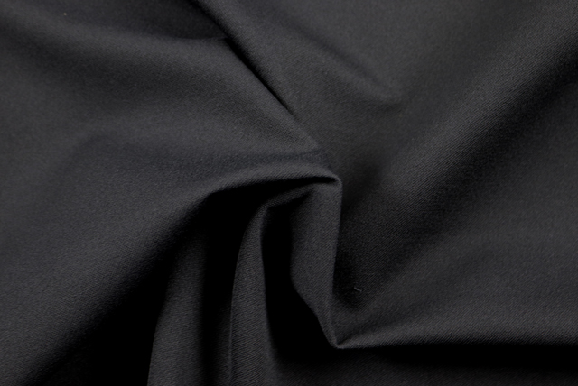 東レ ポンチニット 黒 ドレープとハリ感