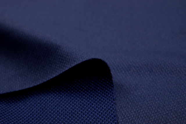 東レ 鹿の子ニット 紺 表面アップ（鹿の子編みの凹凸）