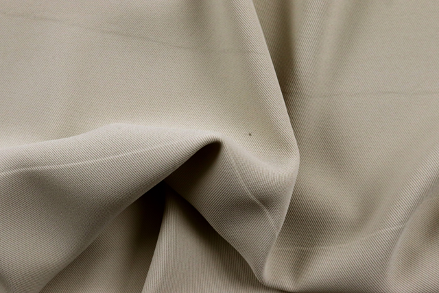 ポリエステルツイル生地 ベージュ ドレープ(落ち感の参考)(江戸ッ子 210ya)