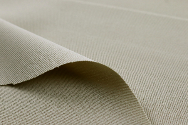 ポリエステルツイル生地 ベージュ 表面アップ(斜めの織り目)(江戸ッ子 210ya)
