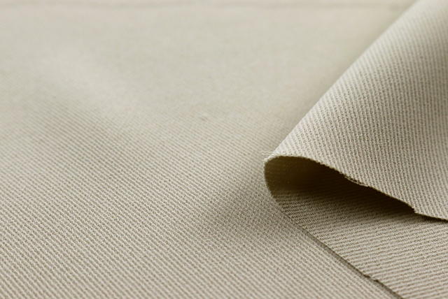 ポリエステルツイル生地 ベージュ 厚みの目安(折りで確認)(江戸ッ子 210ya)