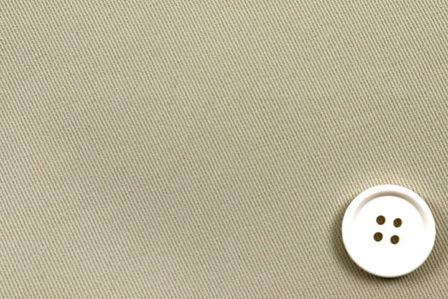 ポリエステルツイル生地 ベージュ ボタン比較(約2cm)(江戸ッ子 210ya)