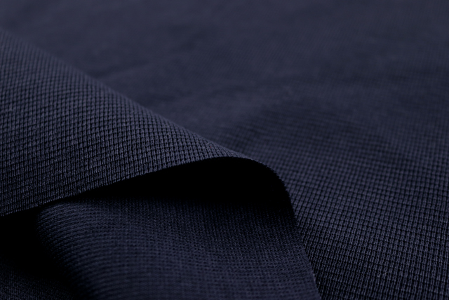 ミラノリブ調ニット 濃紺 生地端のアップ（江戸ッ子 210ya）