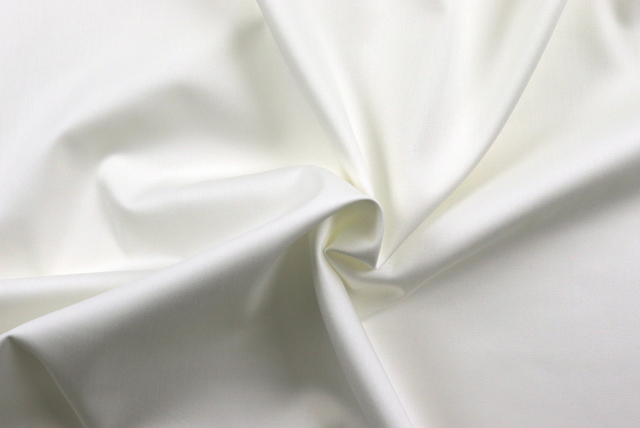 T/Rストレッチサテン オフ白 ドレープ（落ち感と光沢の参考）