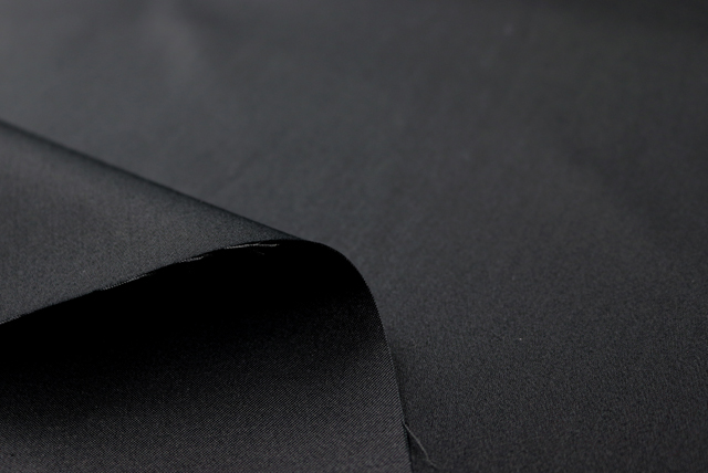 T/Rストレッチサテン 黒 表面アップ（織りと光沢の参考）
