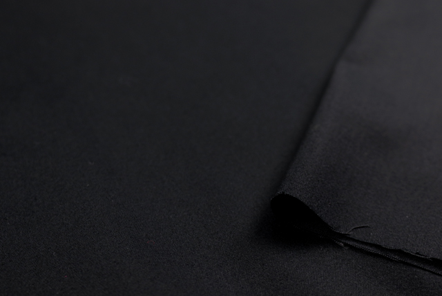 T/Rストレッチサテン 黒 生地端（厚みの参考）