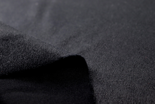ソフトビーバーニット 黒 裏面と生地端のアップ 起毛感の違いが分かるカット（江戸ッ子 210ya）