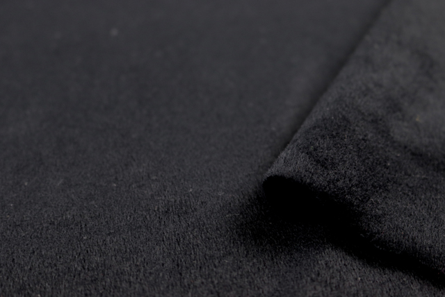 ソフトビーバーニット 黒 断面と厚み感の確認 起毛素材ならではのやわらかな表情（江戸ッ子 210ya）