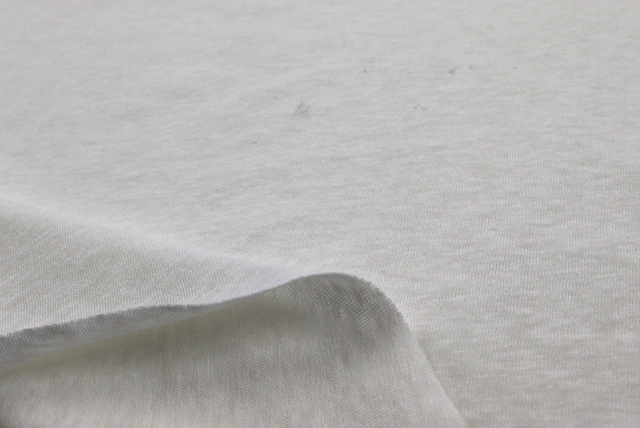 コットンリネン 天竺ニット オフ白 裏面と生地端のアップ やわらかな薄手感が分かるカット（江戸ッ子 210ya）
