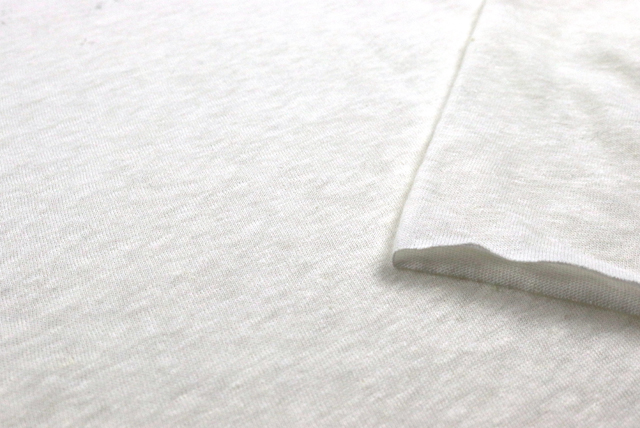 コットンリネン 天竺ニット オフ白 断面と厚み感の確認 軽やかな綿麻ニットの表情（江戸ッ子 210ya）