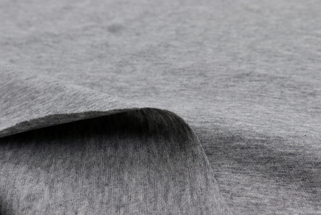 40番手ハイゲージ 天竺ニット 杢グレイ 表面のきめ細かさと杢調の色合い（江戸ッ子 210ya）