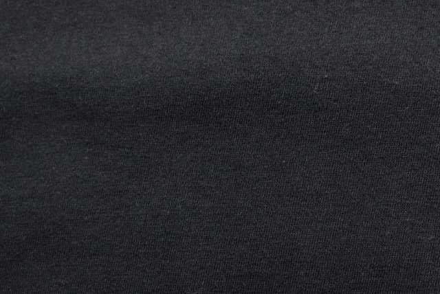 40番手ハイゲージ 天竺ニット 黒 全体の表面感となめらかな見え方（江戸ッ子 210ya）