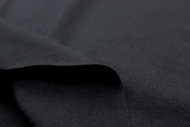 40番手ハイゲージ 天竺ニット 黒 表面のきめ細かさと引き締まった色合い（江戸ッ子 210ya）