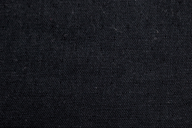 W巾のコットンダブルガーゼ 黒 全体の表面感と落ち着いた色合い（江戸ッ子 210ya）