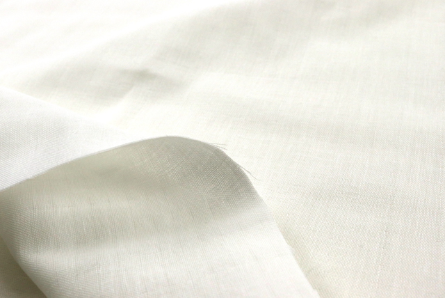 吸湿速乾 広幅のダブルガーゼ オフ白 表面のやわらかな織りと生地端の雰囲気（江戸ッ子 210ya）