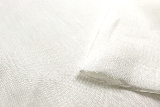 日本製 抗菌 防臭 吸湿 速乾 リネン100％ キャンバス オフ白 断面と厚み感の確認 麻らしいハリのある表情（江戸ッ子 210ya）