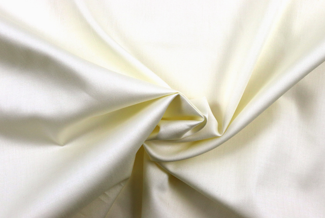 ６０コットン 広巾サテン シルクソフト クリーム ドレープ感とやわらかな落ち感（江戸ッ子 210ya）