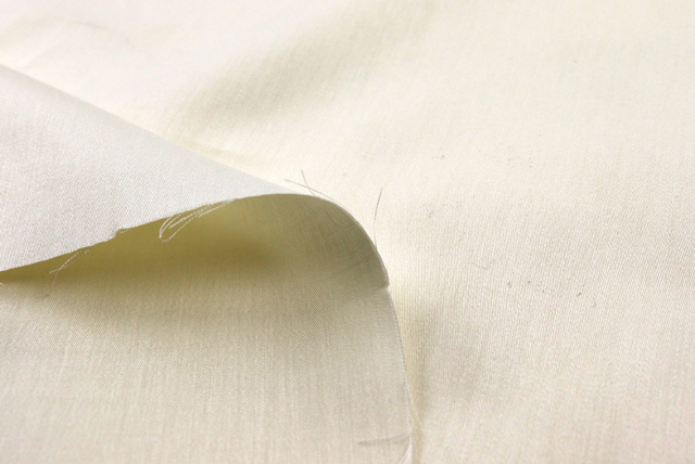 ６０コットン 広巾サテン シルクソフト クリーム 裏面と生地端のアップ（江戸ッ子 210ya）