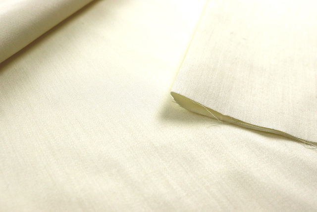 ６０コットン 広巾サテン シルクソフト クリーム 断面と厚み感の確認（江戸ッ子 210ya）