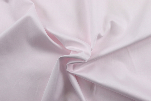 ６０コットン 広巾サテン シルクソフト うすピンク ドレープ感とやわらかな落ち感（江戸ッ子 210ya）