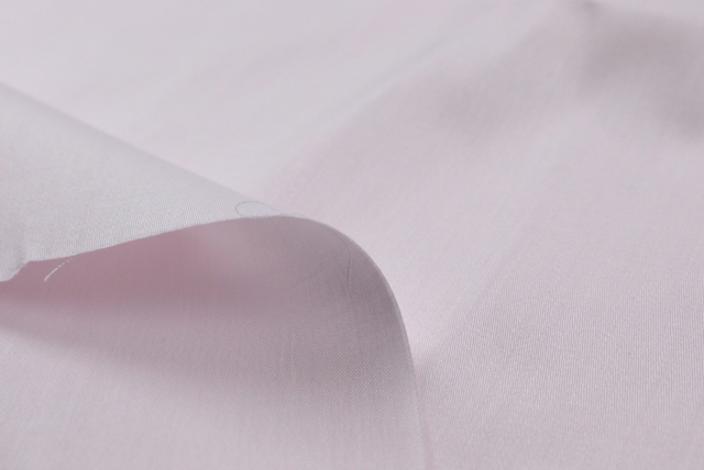 ６０コットン 広巾サテン シルクソフト うすピンク 裏面と生地端のアップ（江戸ッ子 210ya）