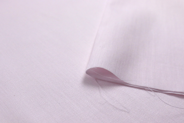 ６０コットン 広巾サテン シルクソフト うすピンク 断面と厚み感の確認（江戸ッ子 210ya）