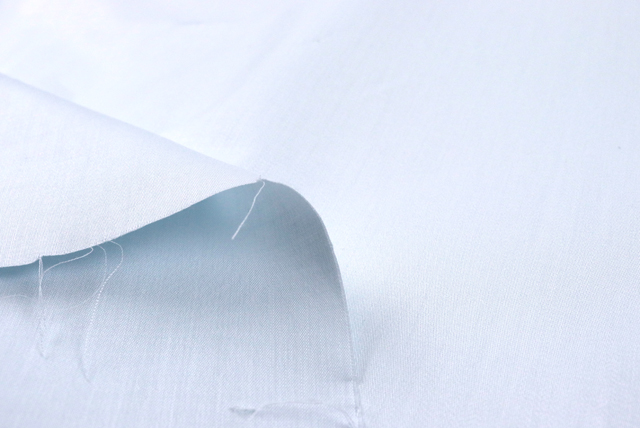 ６０コットン 広巾サテン シルクソフト うす水色 裏面と生地端のアップ（江戸ッ子 210ya）